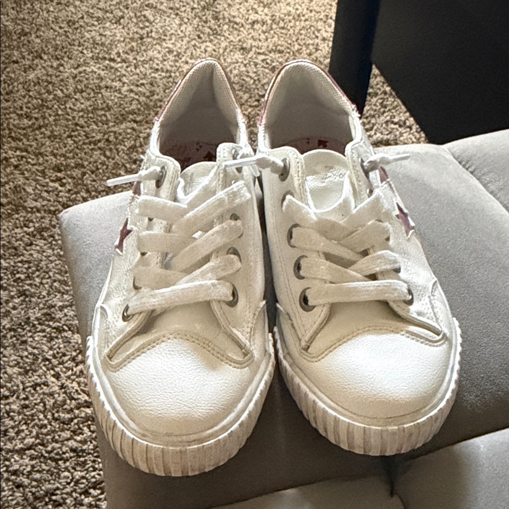Blowfish White Sneakers with Pink Star Accents - Picture 2 of 9